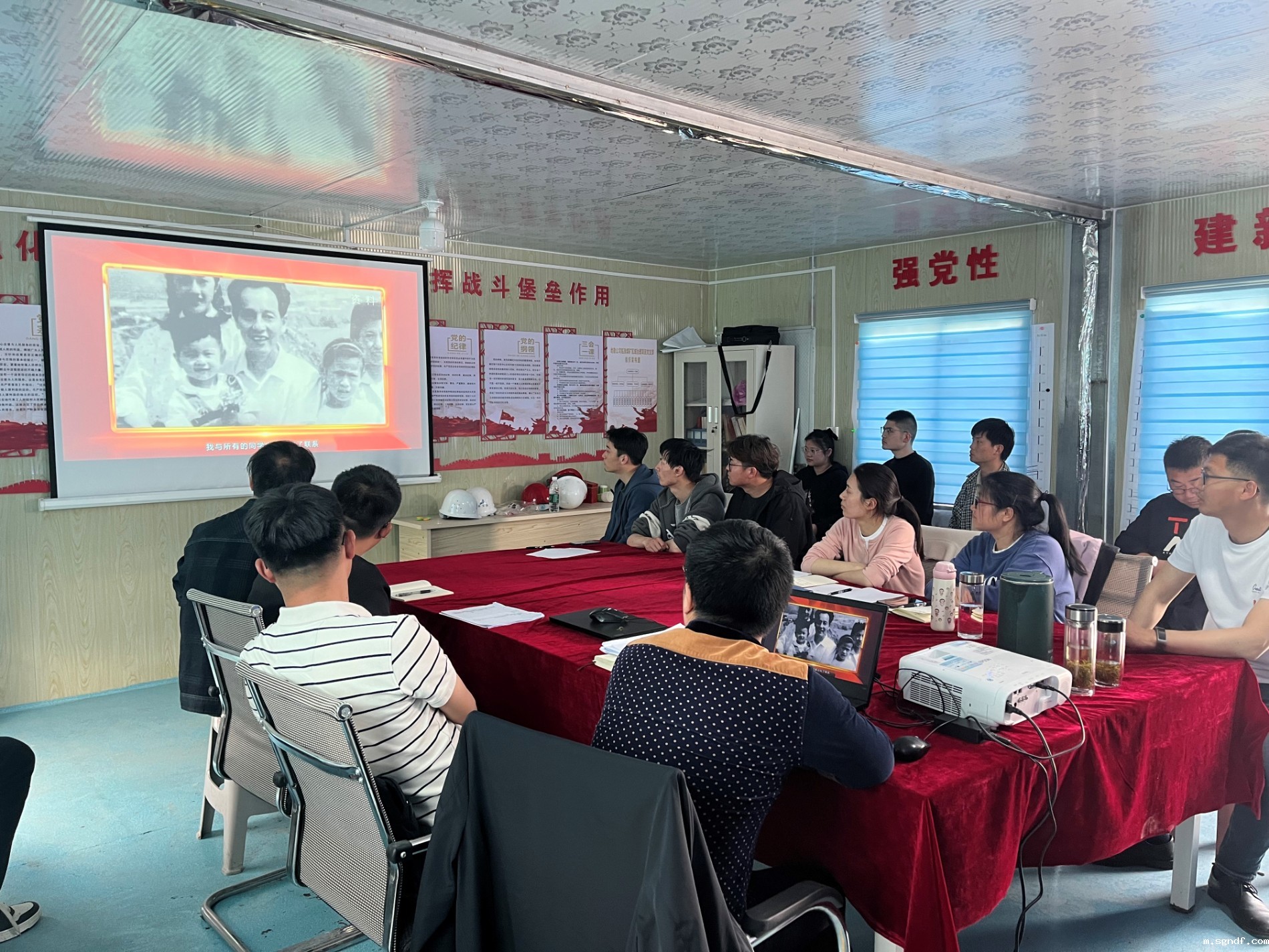 1979216.jpg 1979216.jpg