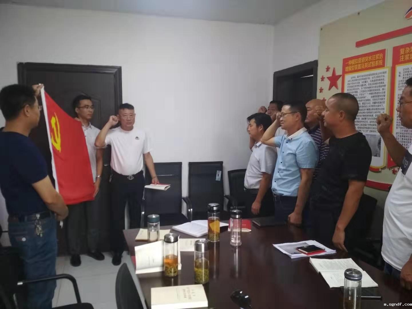 2重温入党誓词e.jpg 2重温入党誓词e.jpg