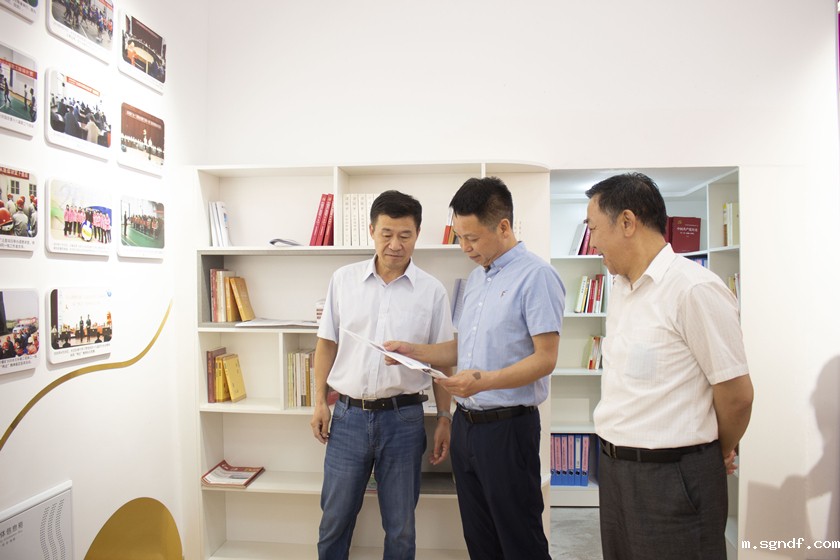 省直机关工会主任李宗军一行参观sgndf党员活动室JPG_副本.jpg
